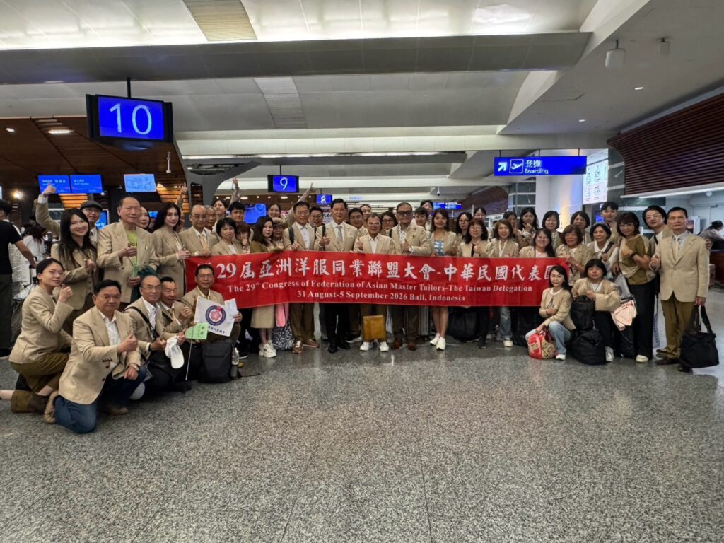 中華民國洋服同業總會代表團於桃園機場整裝出發，遠赴印尼峇里島角逐「第 29 屆亞洲洋服同業聯盟大會」。（圖／臺北市西服商業同業公會提供）